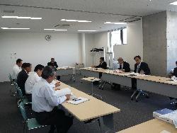 小会議室で市長・副市長・教育長及び部長級職員たちが会議を開いている様子の写真