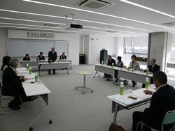 屋内で会議をするフォーマルな服装の人々