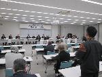 参加者達を会議室の後方から写した写真