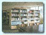 本棚に本がたくさん並んだ飯田川分館の写真