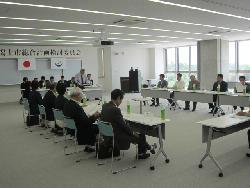 大会議室で会議をしている参加者たちの写真