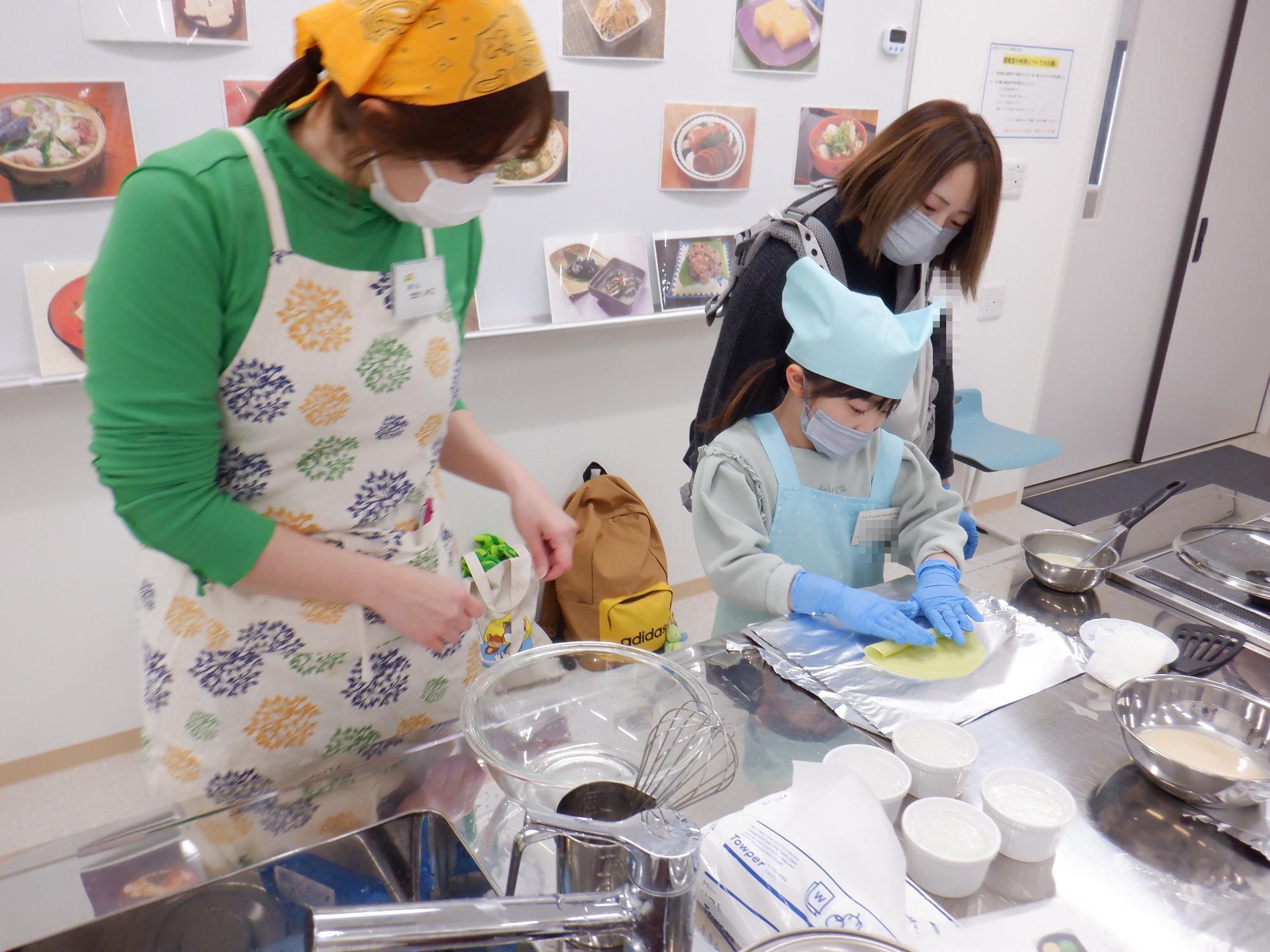 生地を巻いている様子