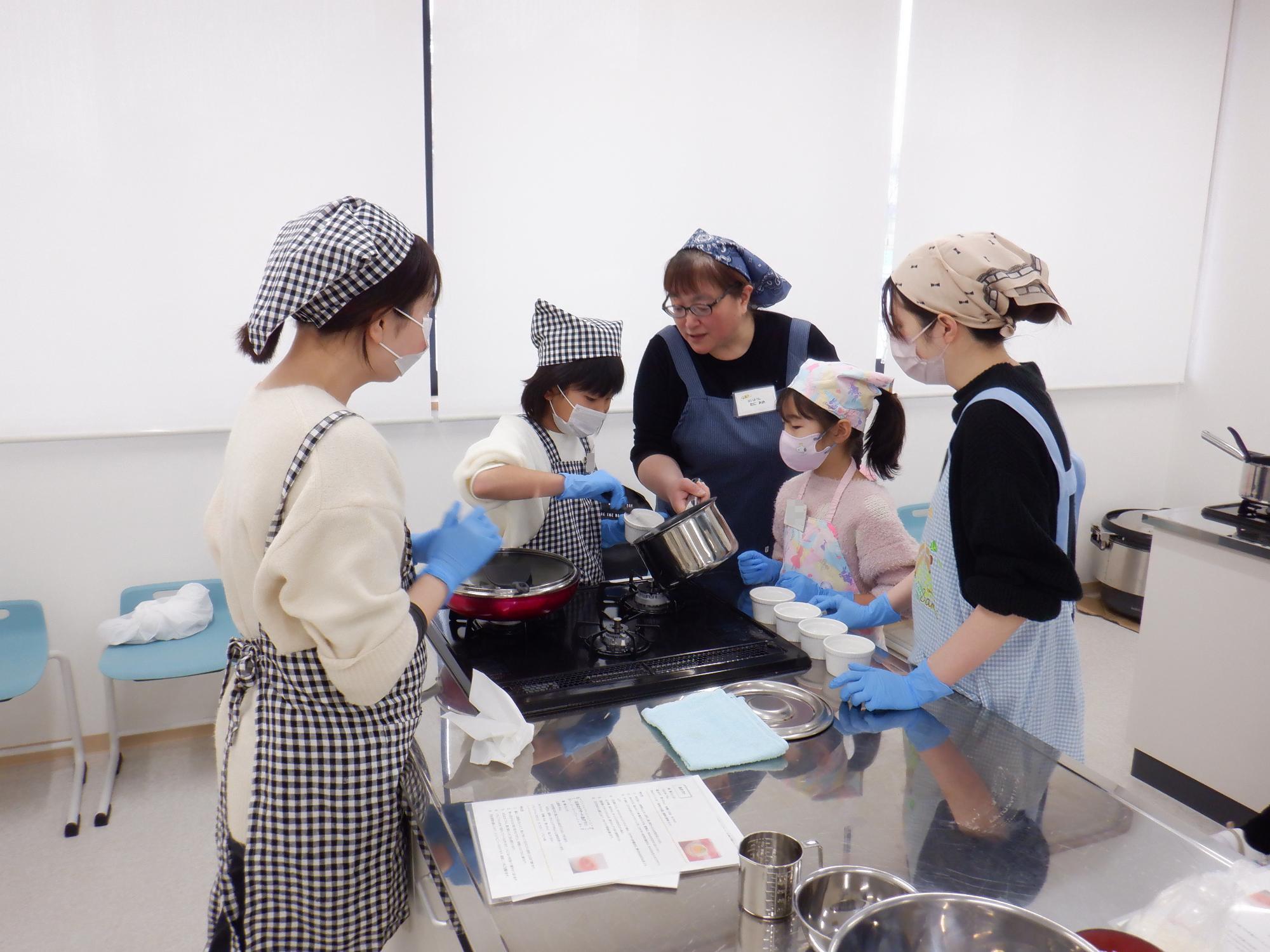 あさづけを器に取り分けている様子