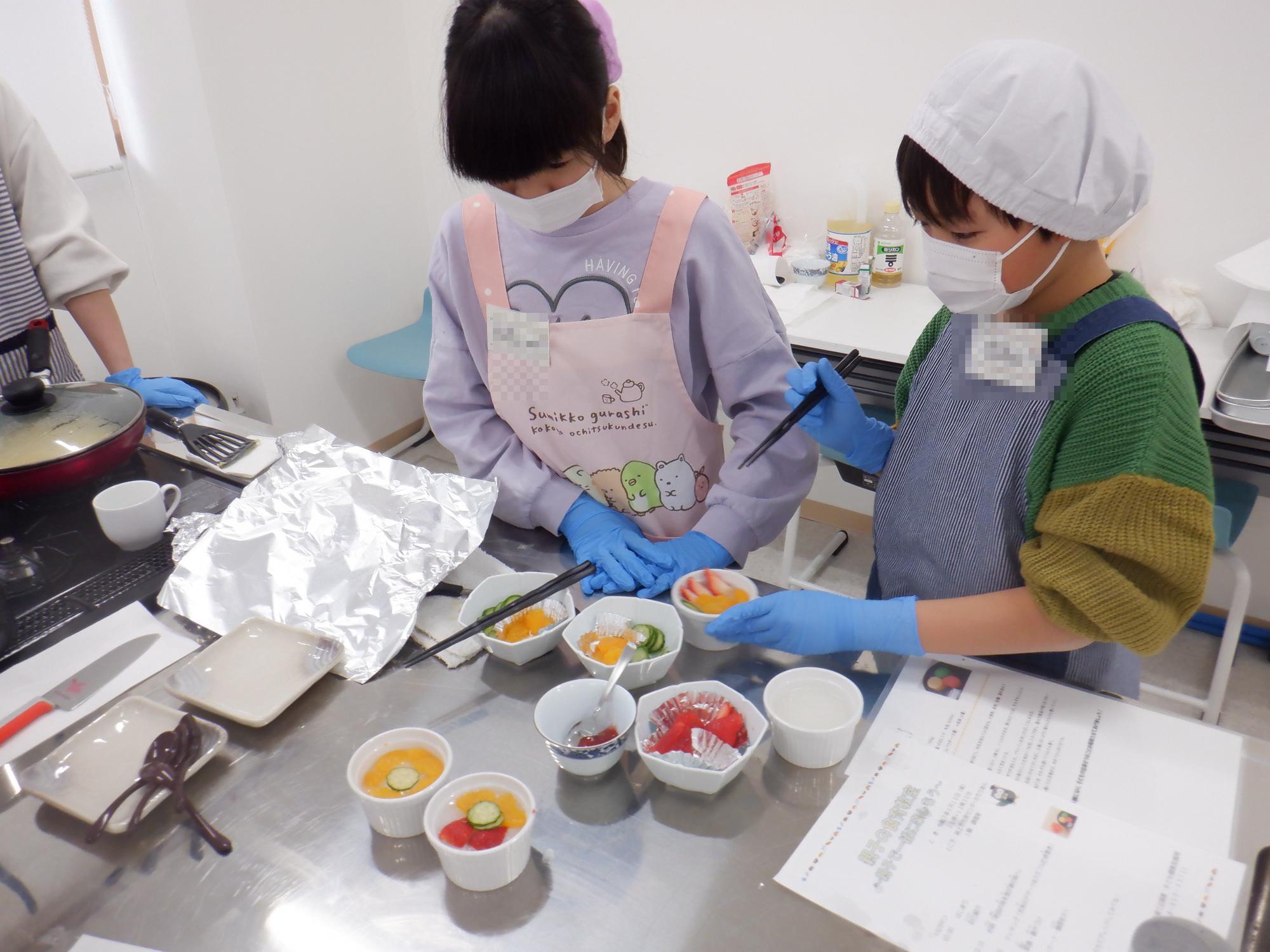 あさづけを飾り付けている様子