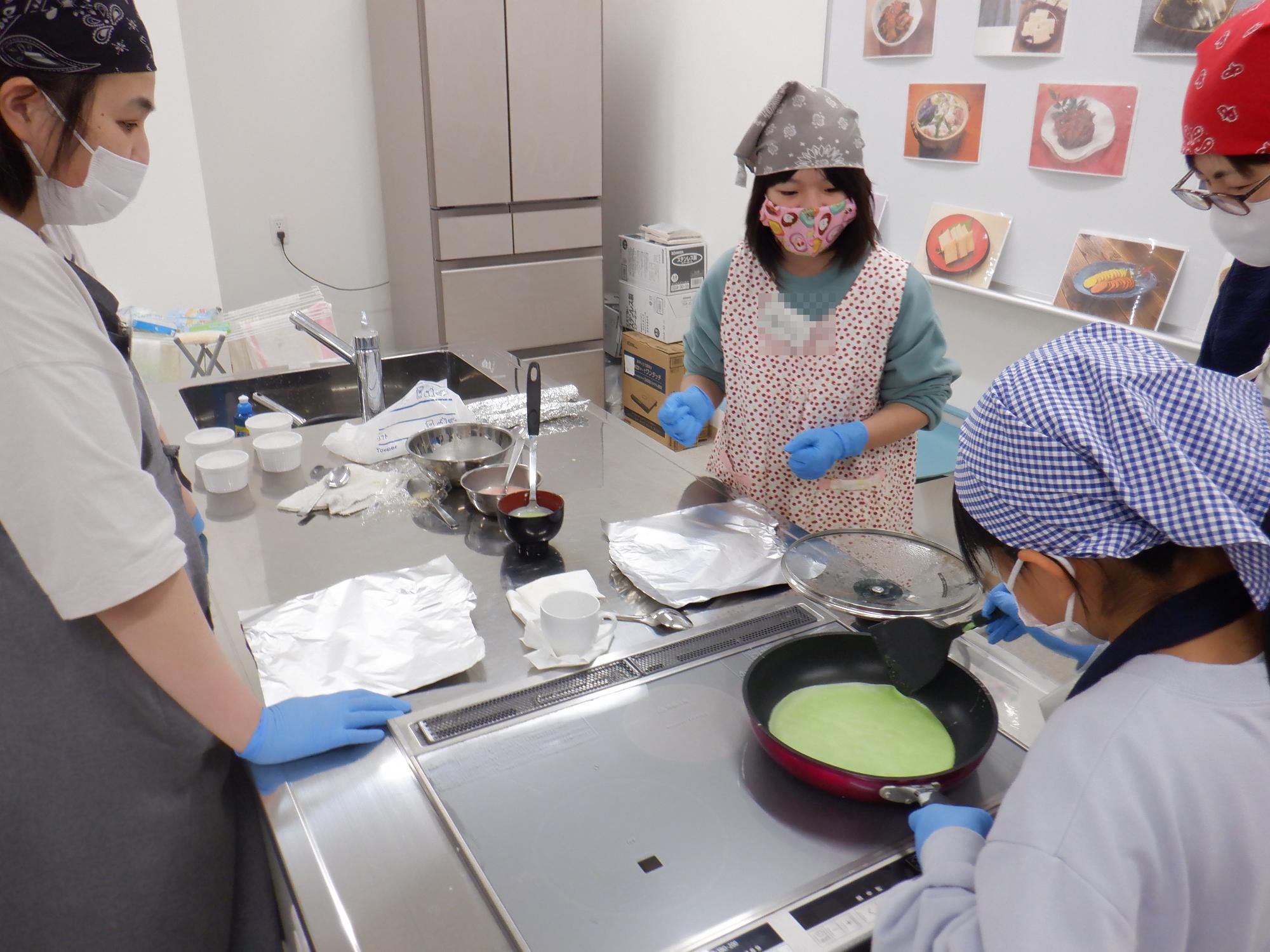 生地をフライパンで焼いている様子