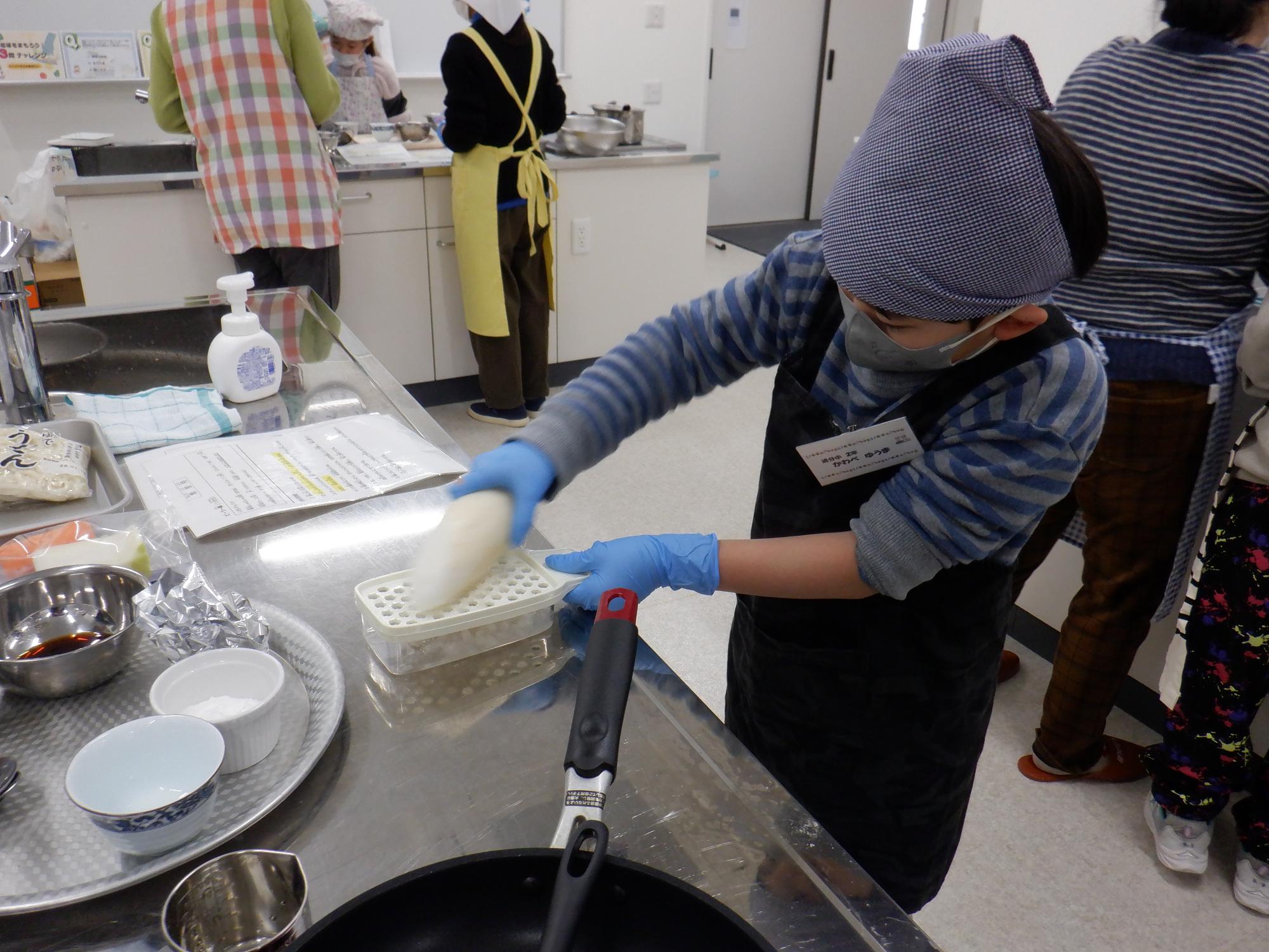 大根をおろしているところ