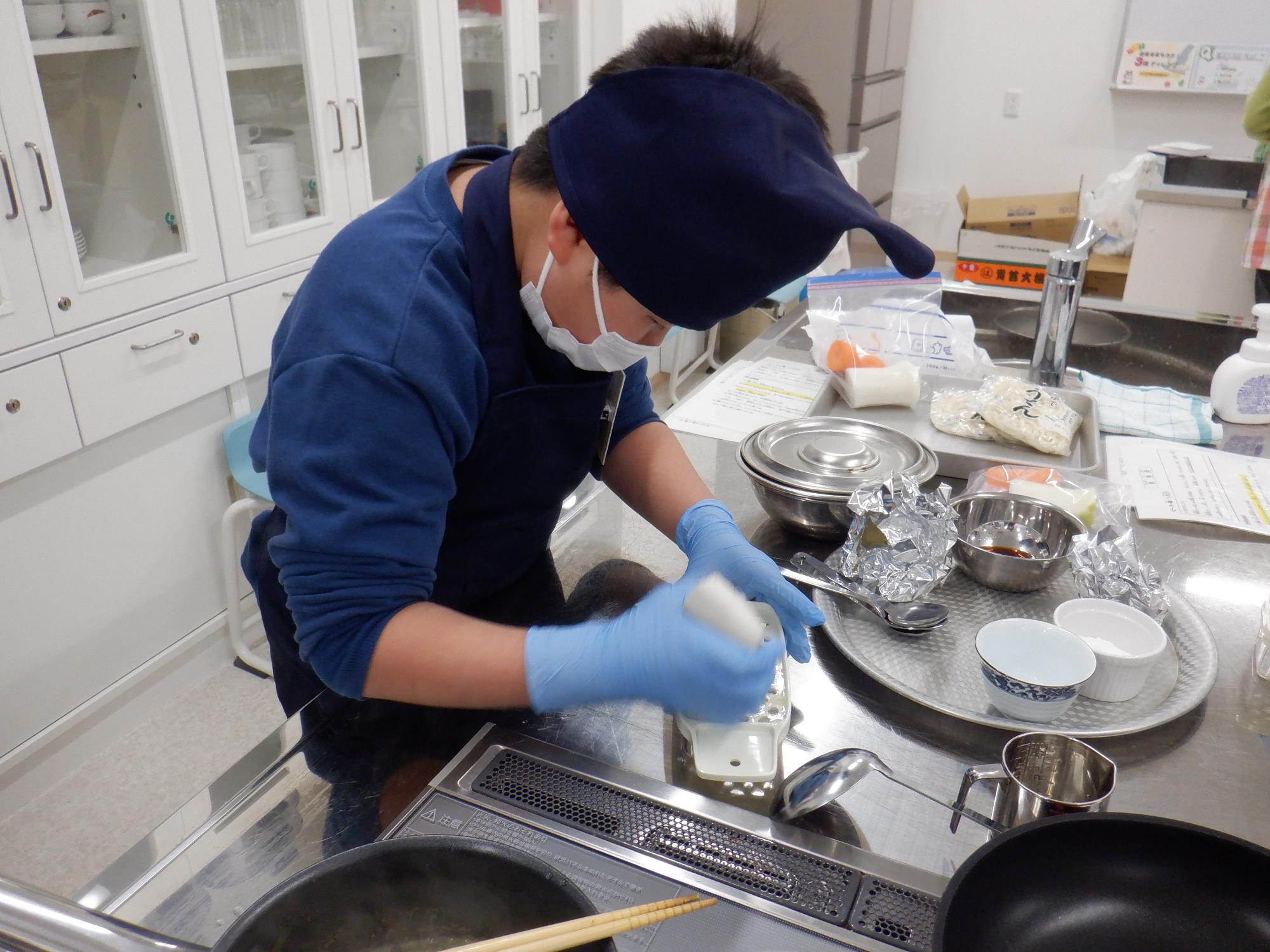 大根をおろしているところ