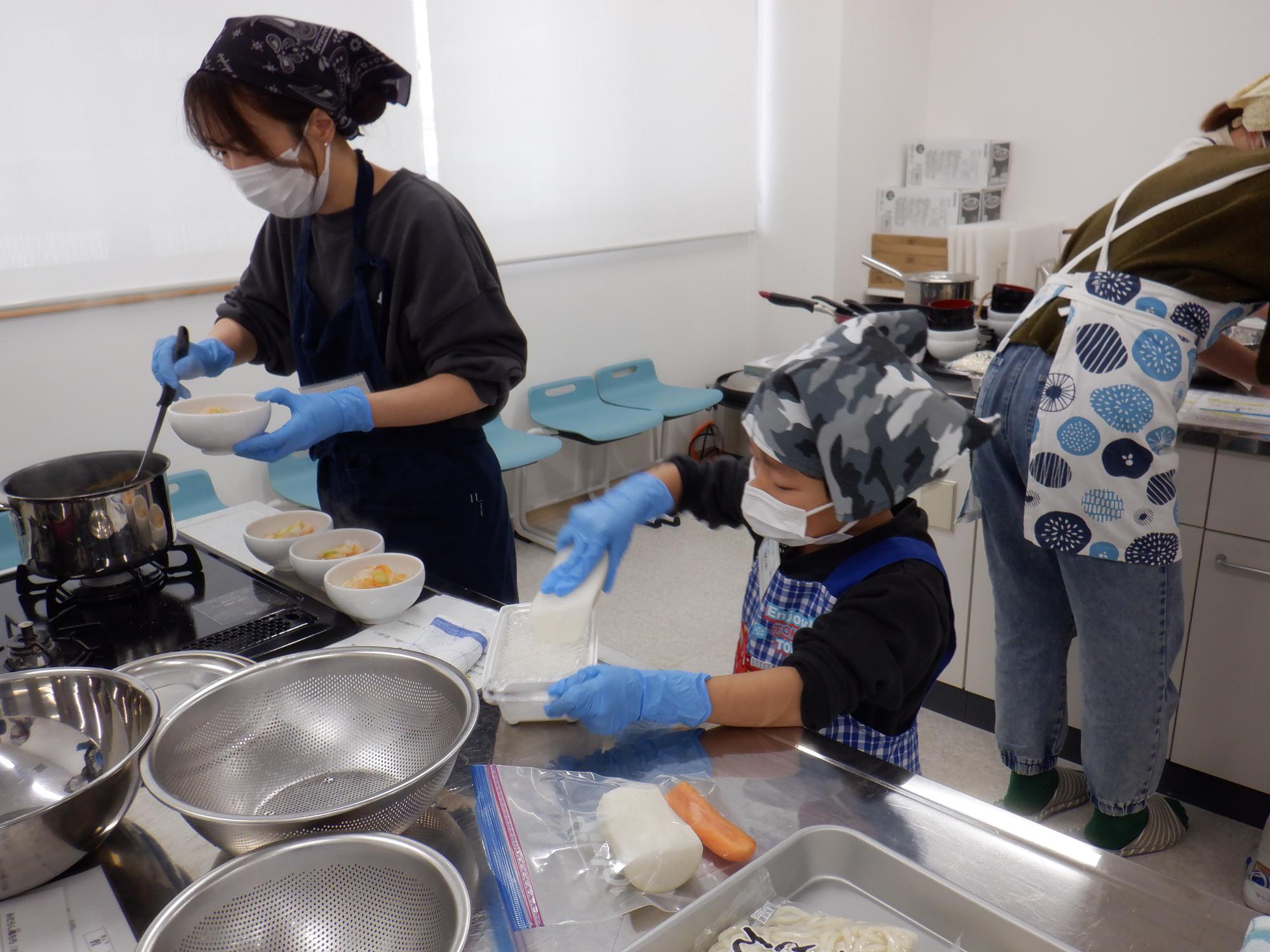 大根をおろしているところ