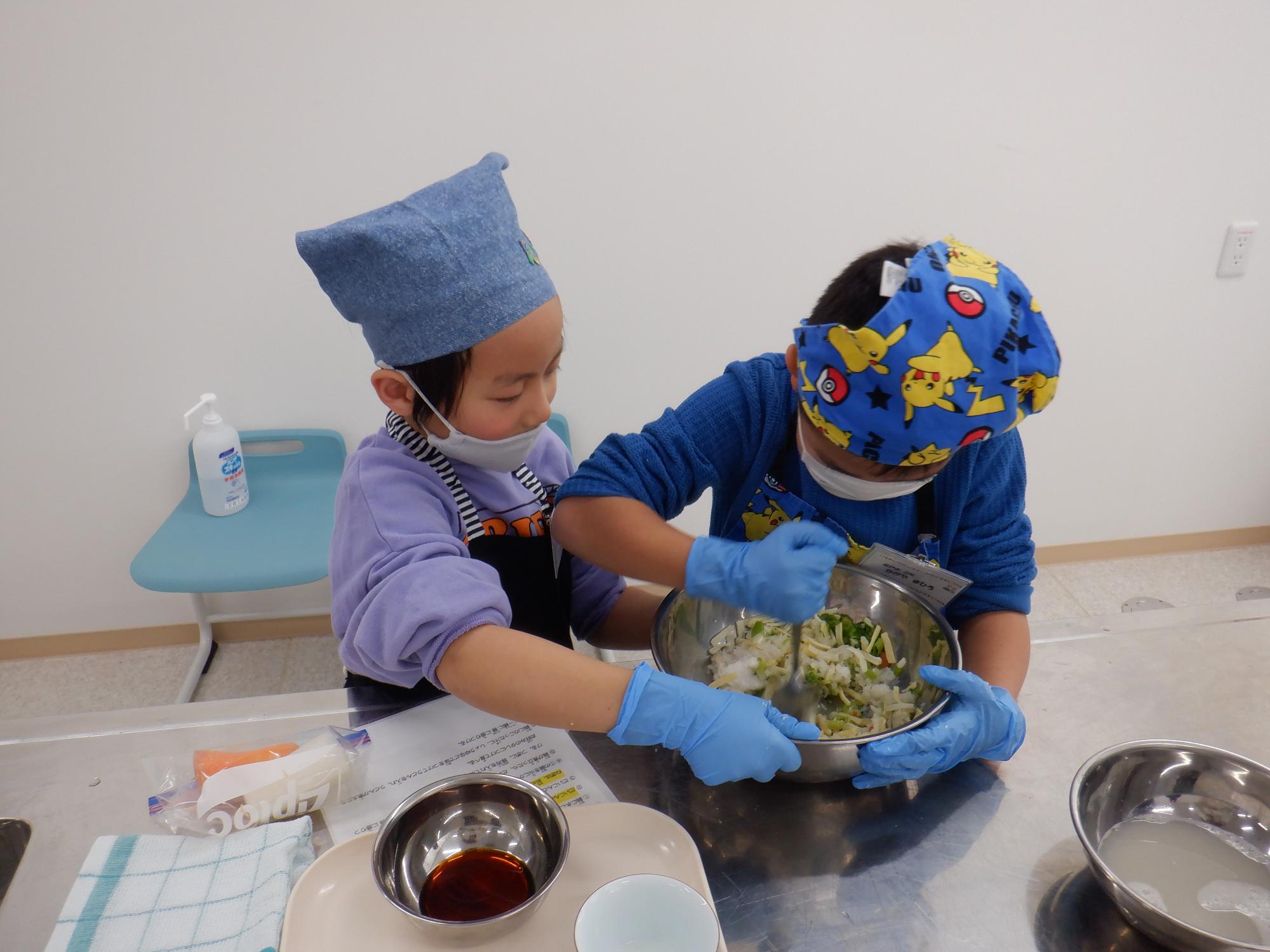 野菜を刻んで茹でて混ぜ合わせているところ