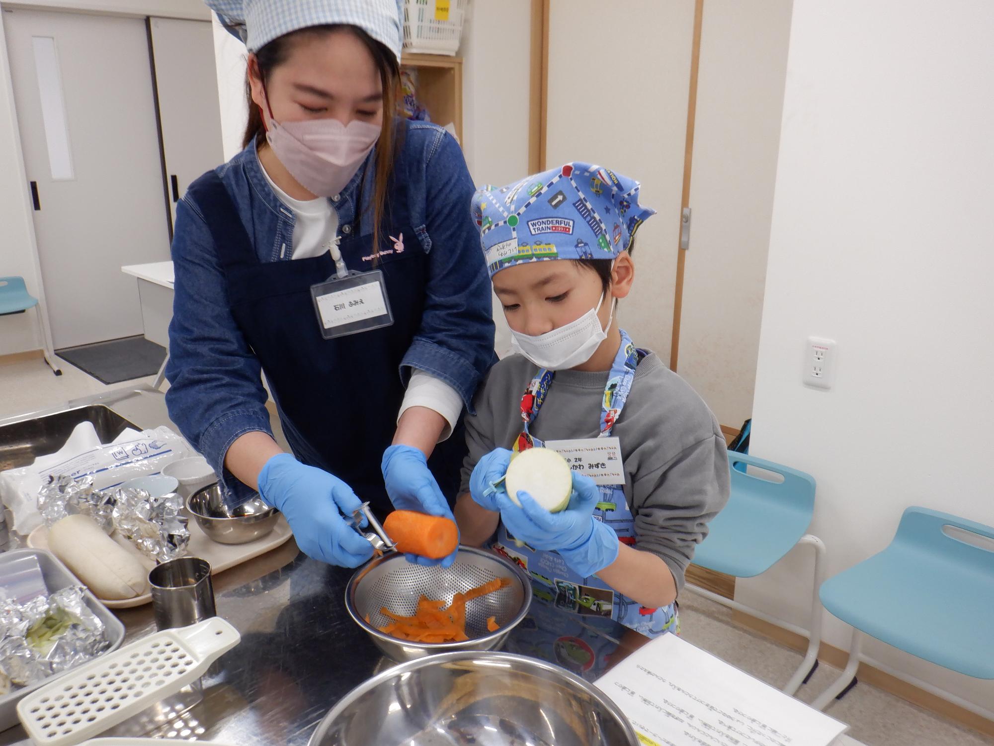 ピーラーで大根をそぎ切りにしているところ