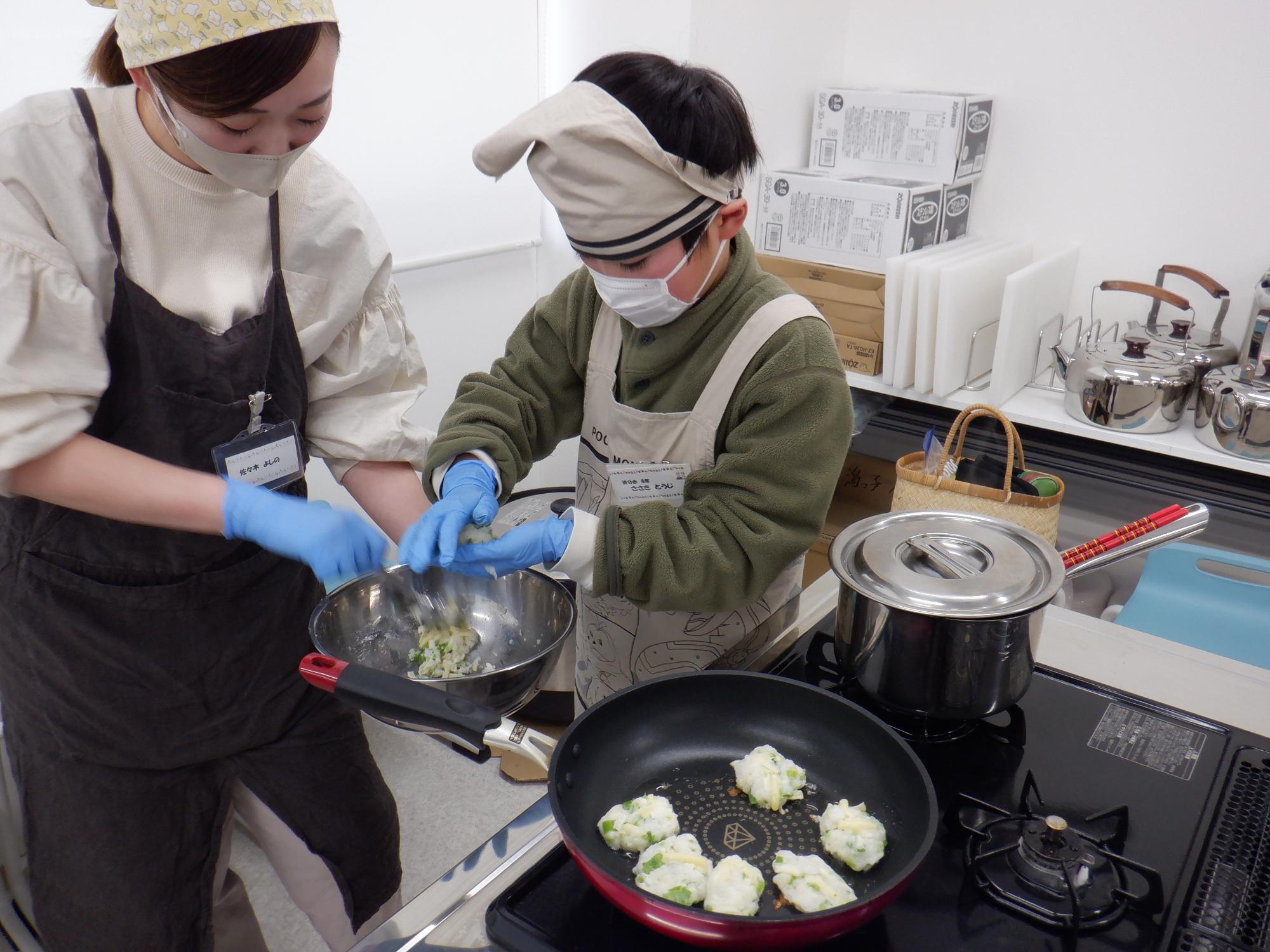 もちを丸めているところ