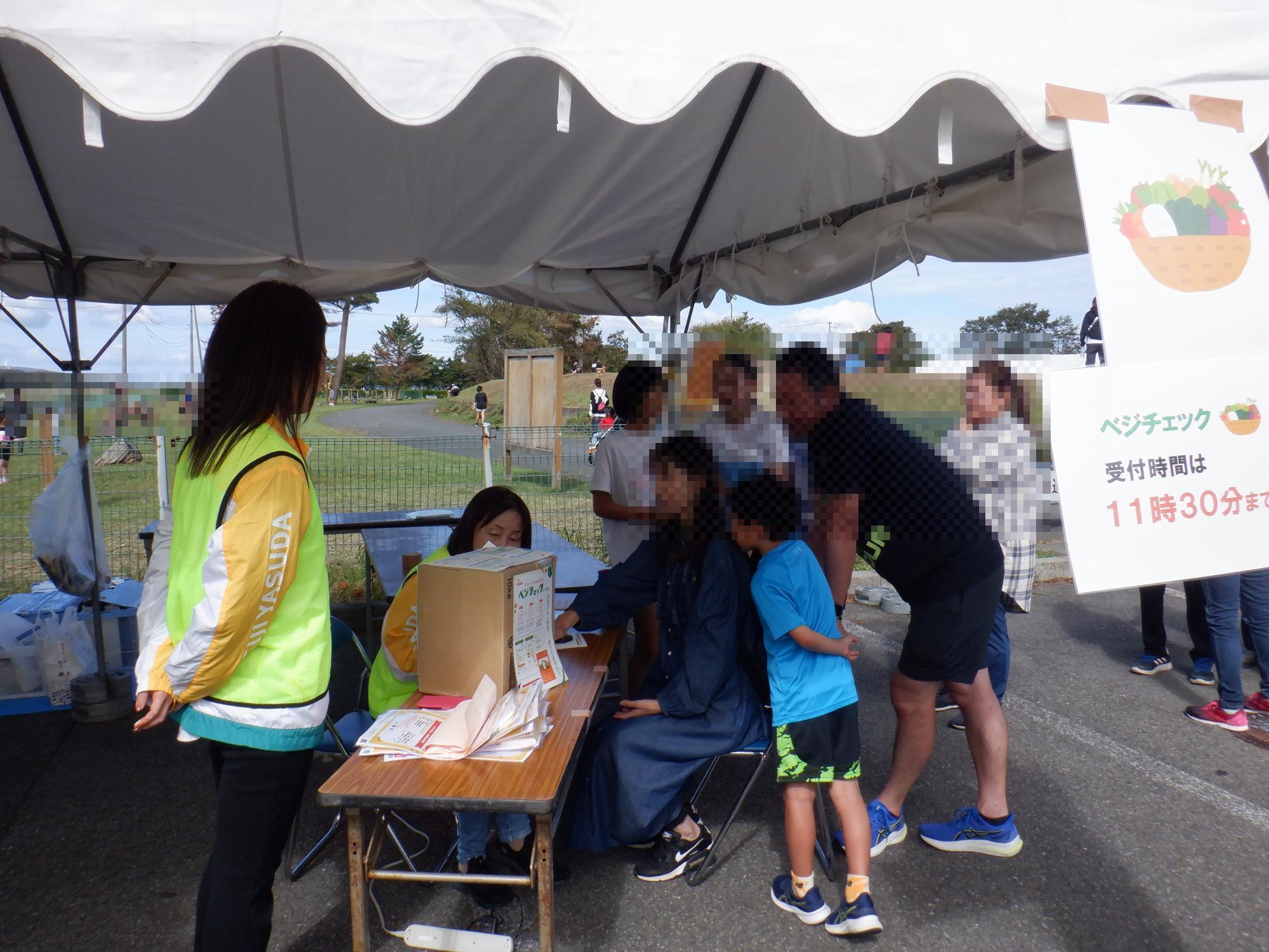 手のひらで野菜摂取量を測定