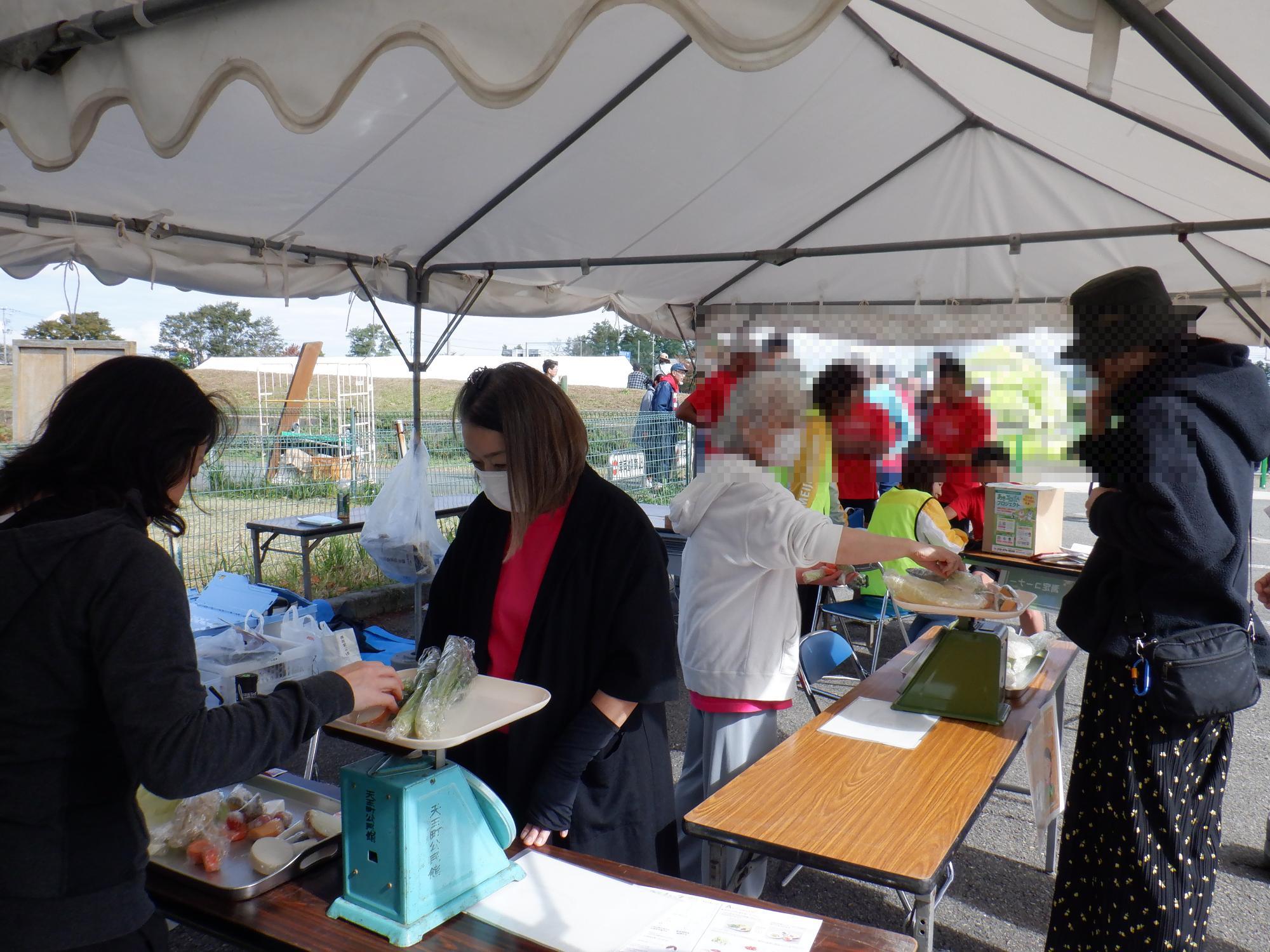 1日に必要な野菜の重さを量っています
