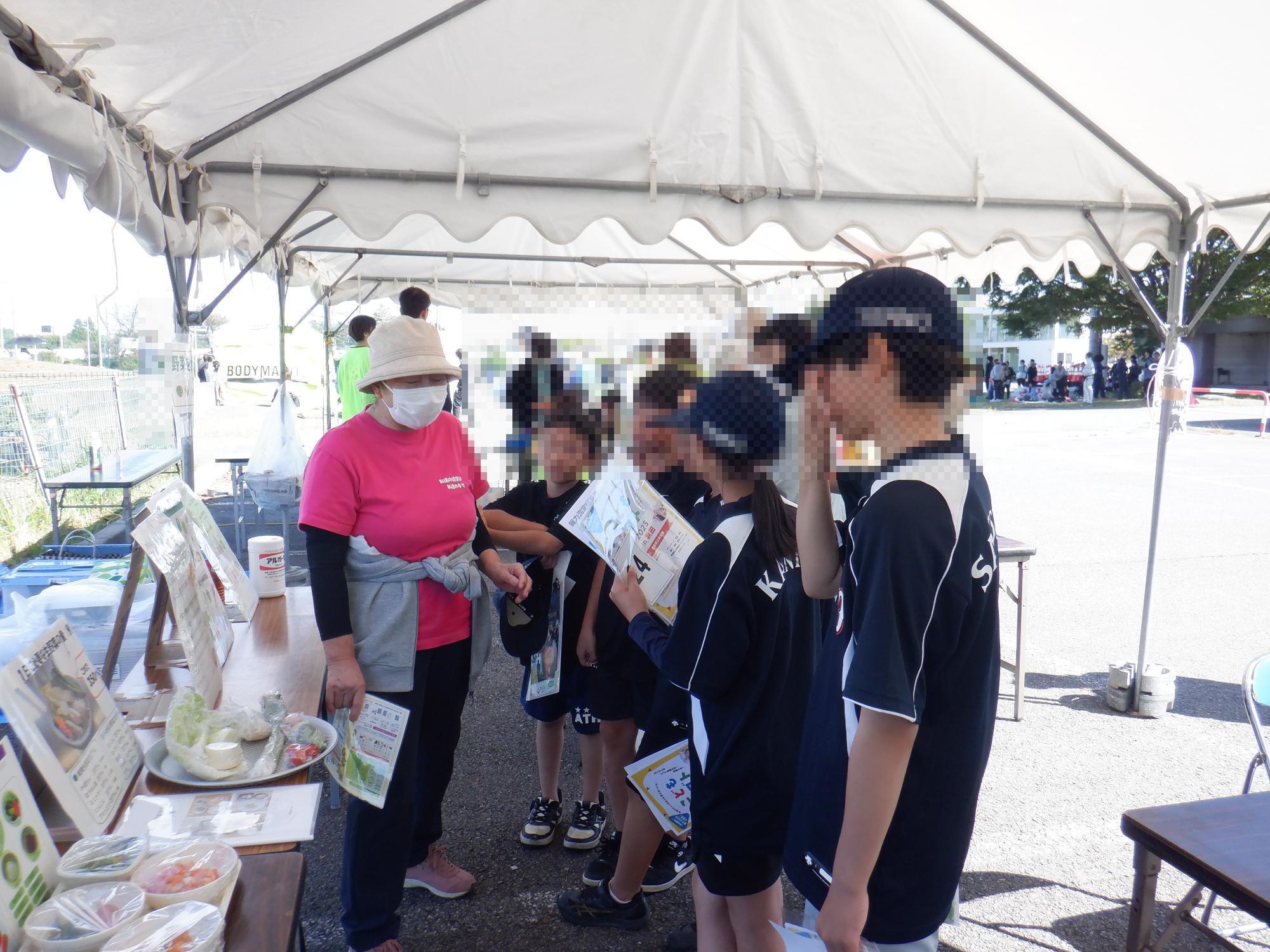 野菜の大切さについて学んでいます
