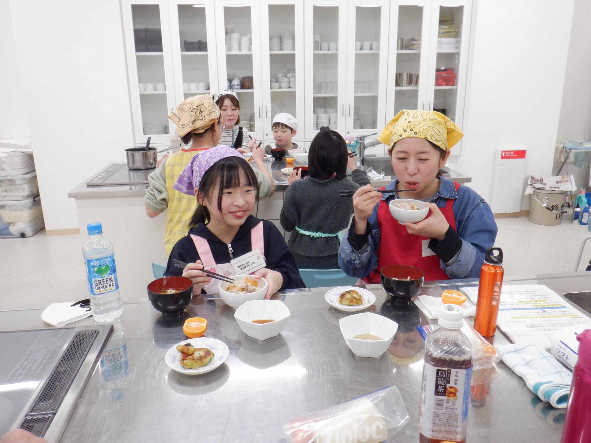 試食しているところ