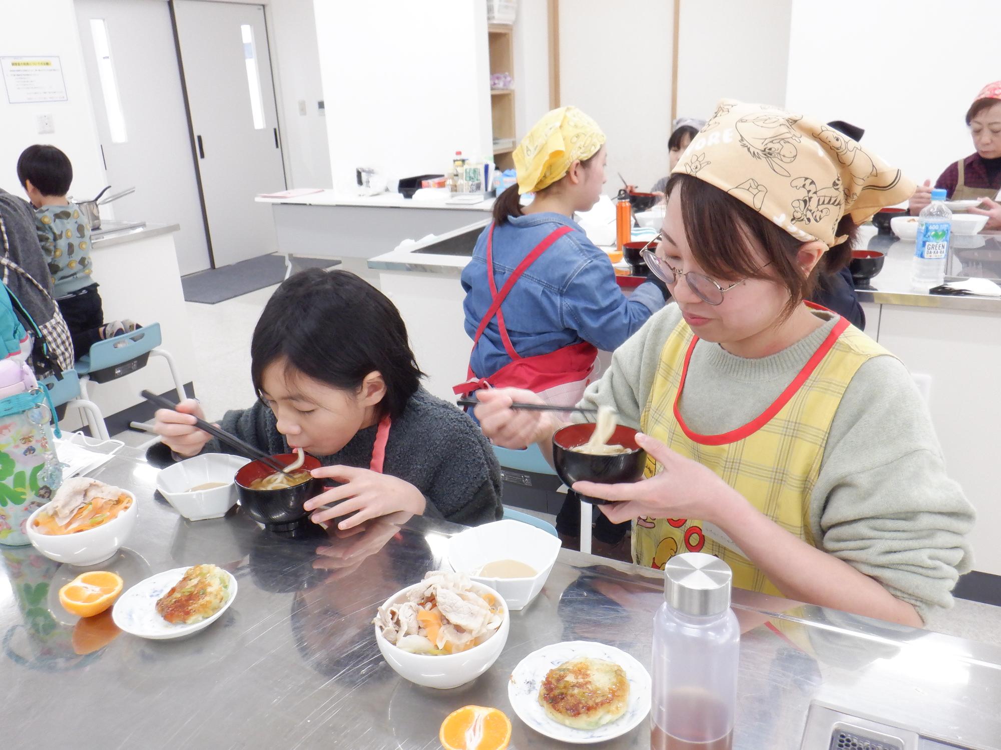 試食しているところ